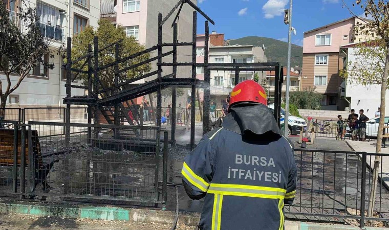 Bursada çocuk parkı alevlere teslim oldu