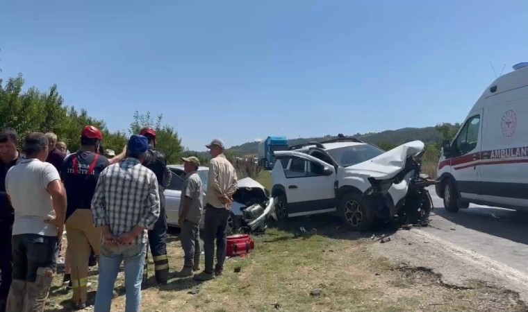 Bursada iki otomobil kafa kafaya çarpıştı: 5 yaralı