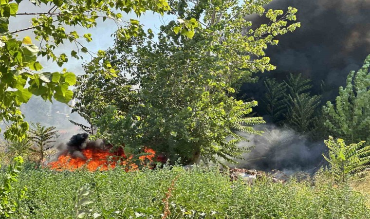 Bursada korkutan yangın : Odun depoları tehlike altında