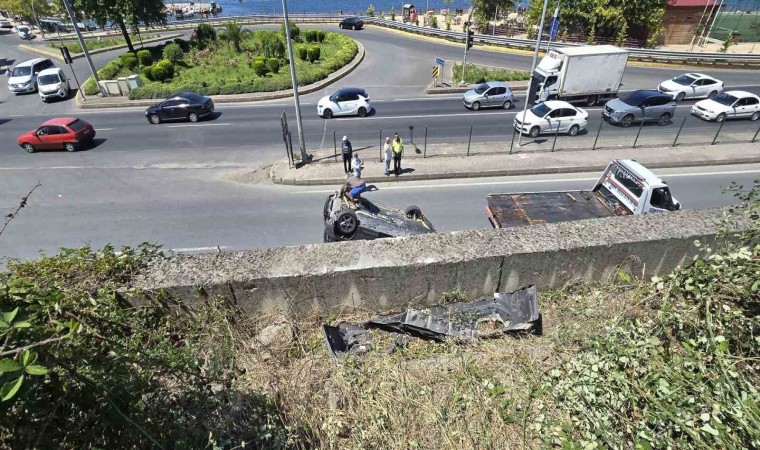 Çalışır vaziyetteki otomobil 6 metreden D-130 Karayoluna uçtu: 1 yaralı