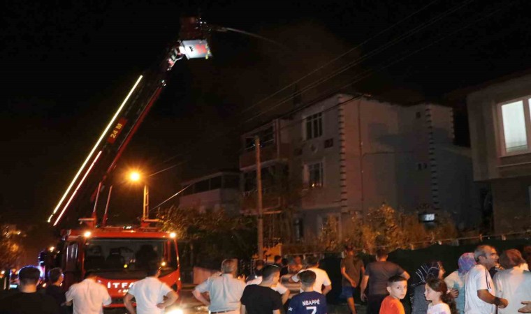 Çatı yangını büyümeden söndürüldü