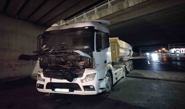 Çekmeköy-Şile Otoyolunda hafriyat kamyonu alev alev yandı