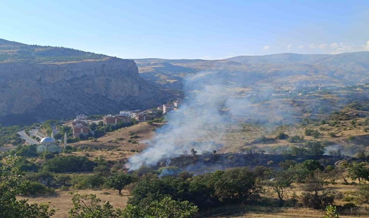 Çemişgezekteki yangın yerleşim yerlerine sıçramadan söndürüldü