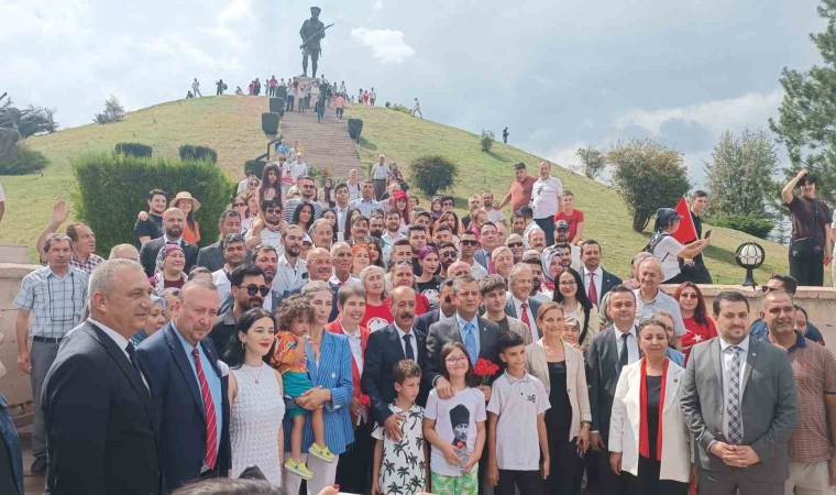 CHP Genel Başkanı Özgür Özel, Dumlupınar Şehitliğini ziyaret etti