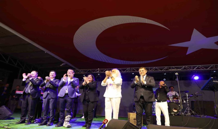 CHP Lideri Özgür Özel, Aydında Suavi konserine katıldı