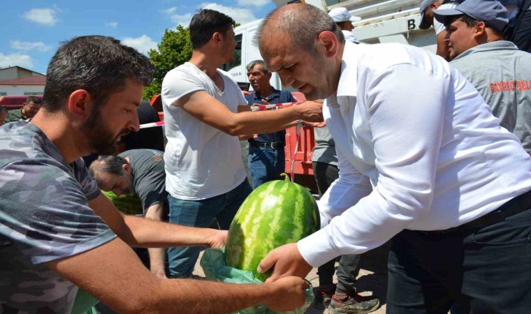 Çiftçiye destek için vatandaşlara 2 ton ücretsiz karpuz dağıtımı gerçekleştirdi