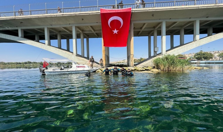 Dalgıçlardan Fırat Nehrinde Türk bayraklı 30 Ağustos kutlaması