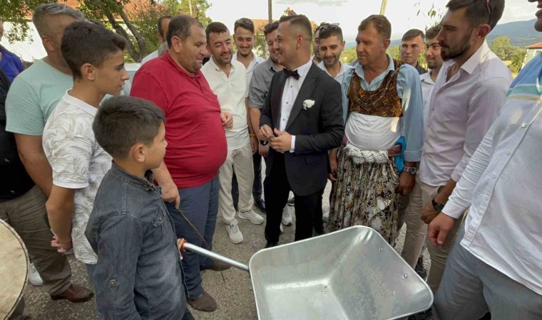 Damadın önünü kesti: El arabasını parayla doldur