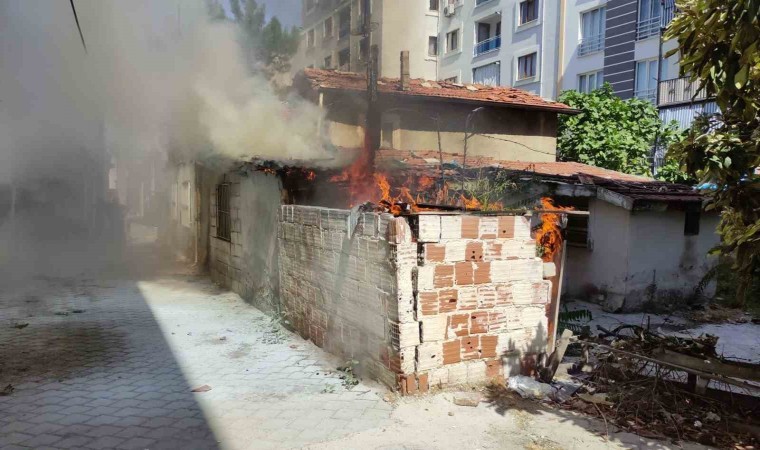 Denizlide kullanılmayan müstakil evde çıkan yangın paniğe neden oldu