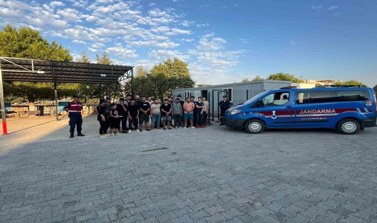 Didimde 25 düzensiz göçmen ve 1 göçmen kaçakçısı şüphelisi yakalandı