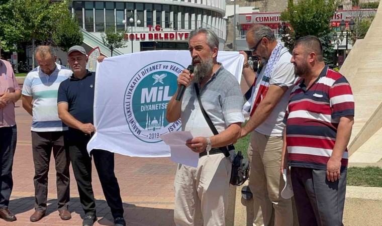 Din görevlileri Tanju Özcanı protesto etti