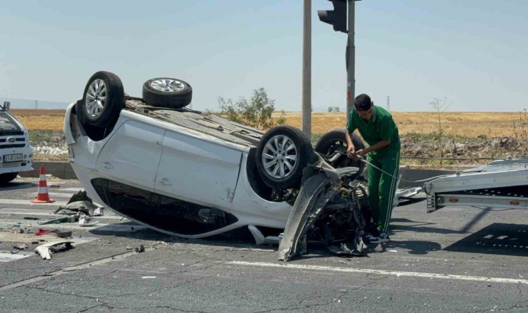 Diyarbakırda 3 aracın karıştığı zincirleme kazada 4 kişi yaralandı