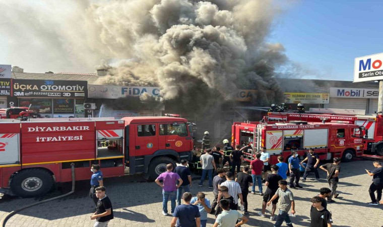 Diyarbakırda 3. Sanayi Sitesinde çıkan yangına müdahale çalışmaları devam ediyor