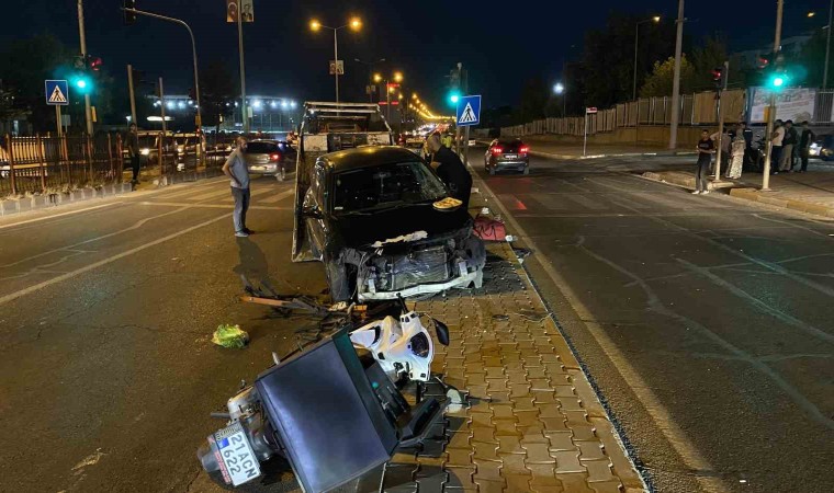 Diyarbakırda alkollü sürücü, yayalara ve motosiklete çarptı: 5 yaralı