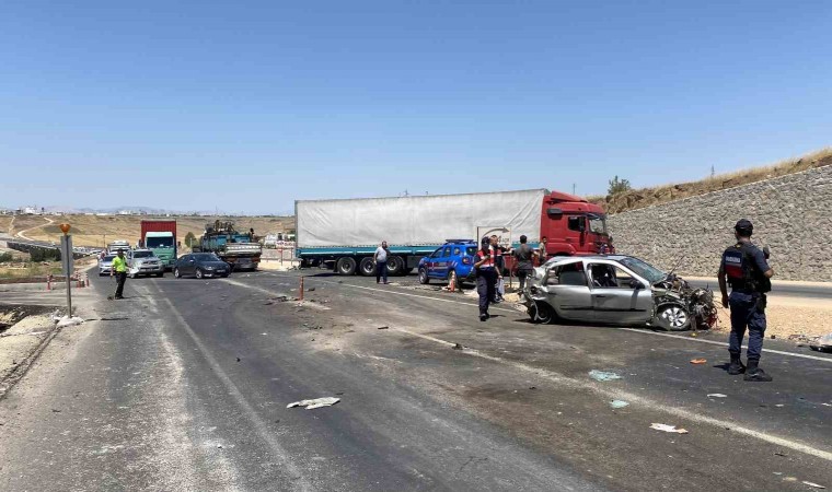 Diyarbakırda iki tır ile otomobil çarpıştı: 1 ölü, 4 yaralı