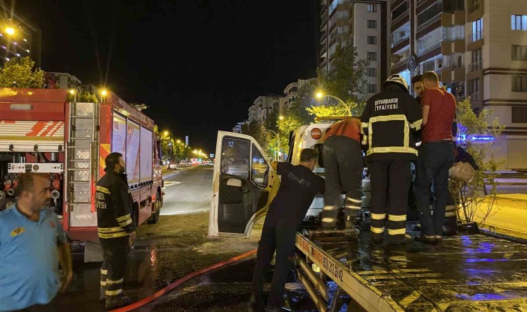 Diyarbakırda park halindeki çekicide çıkan yangın büyümeden söndürüldü