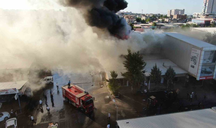 Diyarbakırda sanayi sitesinde çıkan yangına müdahale sürüyor