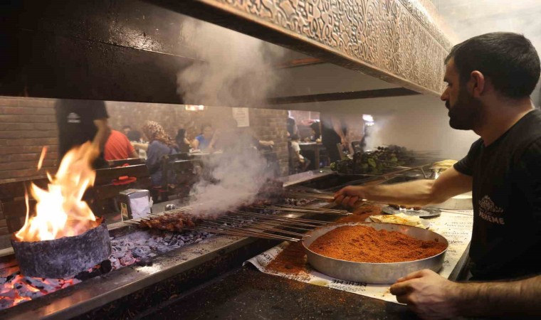 Diyarbakırda sıcak havaya rağmen ocakbaşında ciğer yemek tercih ediliyor