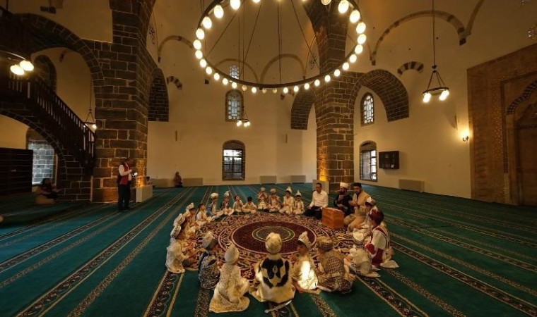 Diyarbakırda Sultan II. Bayezid Vakfının hayır şartı kapsamında 30 çocuğa sünnet şöleni düzenlendi