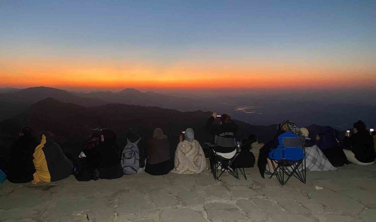 Doğu-Batı Dostluk ve İpek Yolu Rallisi Nemrutun zirvesinde