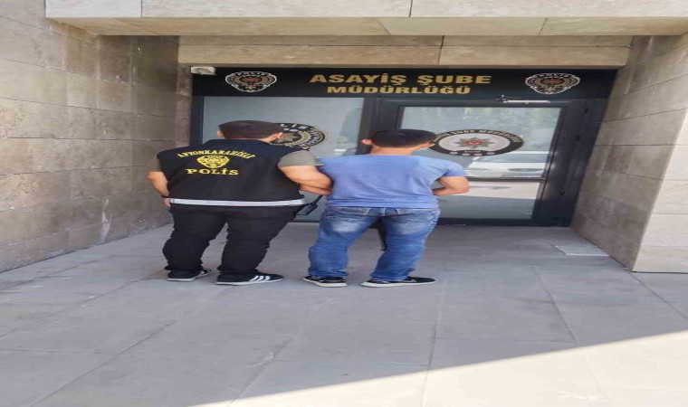 Dolandırıcılık suçundan aranan şahsı polis yakaladı