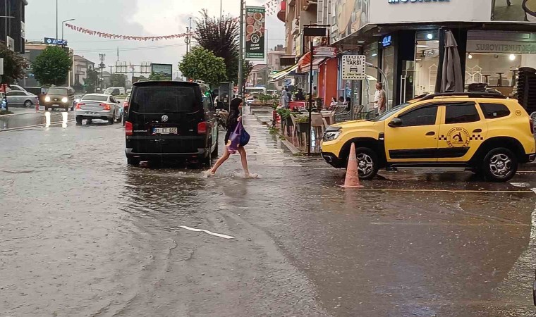 Düzcede etkili olan sağanakta yollar göle döndü