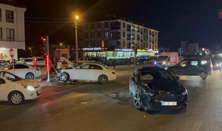 Düzcede ışıklı kavşakta 2 araç çarpıştı: 4 yaralı