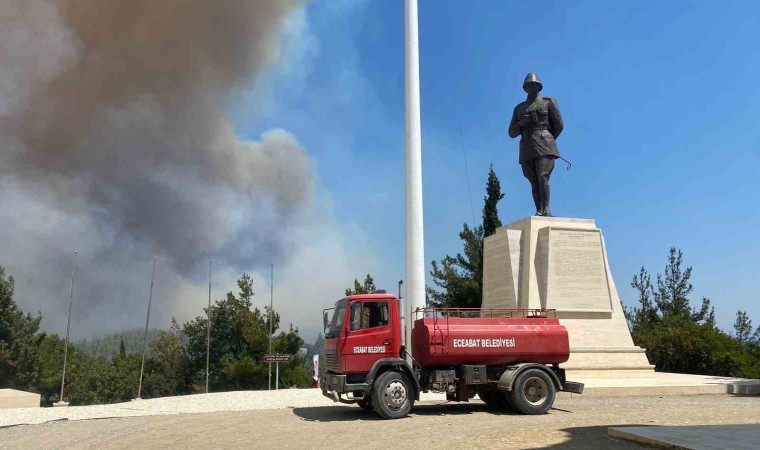 Eceabattaki orman yangını rüzgarın etkisiyle büyüyor