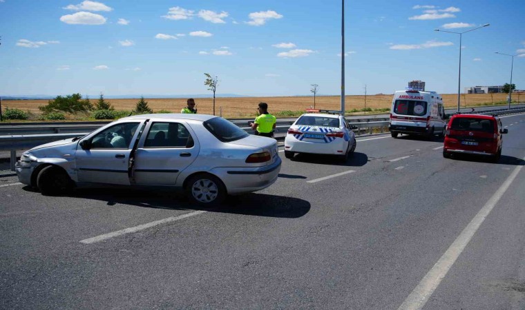 Edirnede bariyerlere çarpan otomobildeki 2 kişi yaralandı