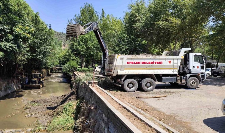 Efeler Belediyesi ekipleri Tabakhane Deresini temizledi