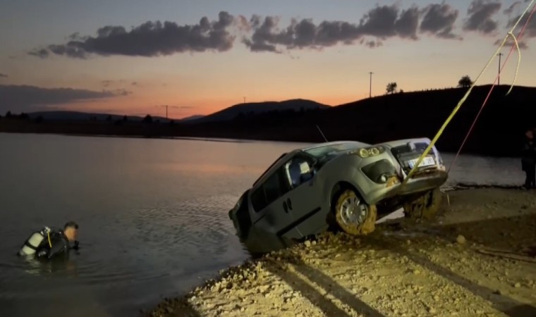 El freni çekilmesi unutulan araç baraja düştü