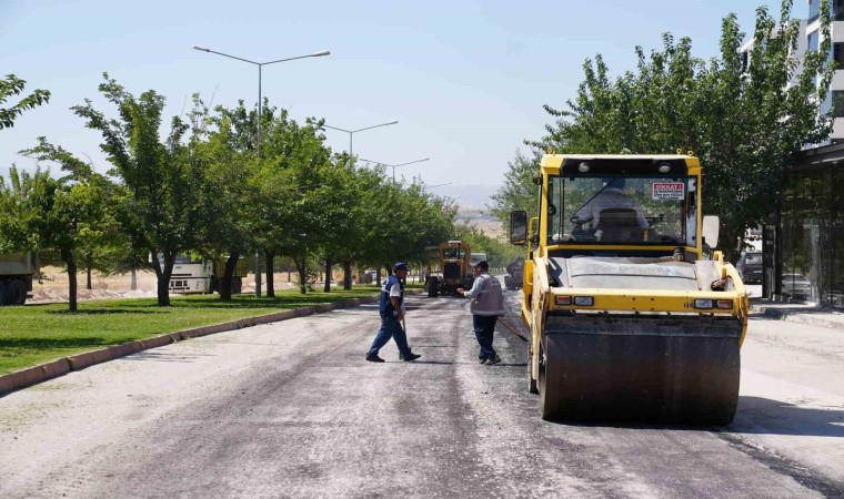 Elazığda asfalt bakım ve onarım çalışması yapıyor