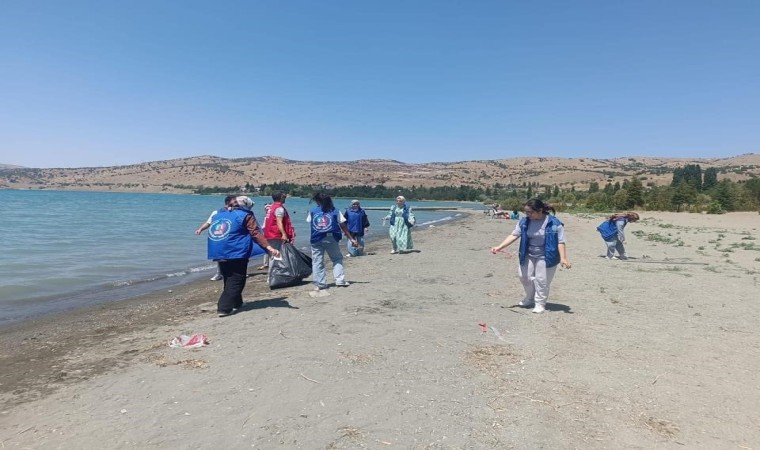 Elazığda gençler Hazar gölünde çevre temizliği yaptı