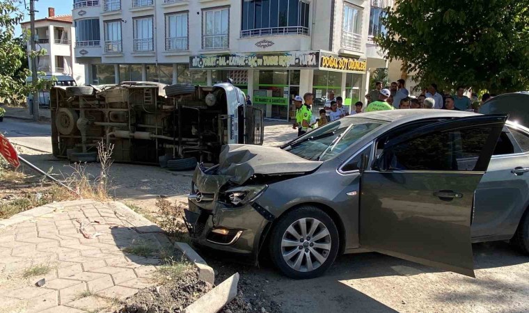 Elazığda otomobille çarpışan minibüs yan yattı: 2 yaralı