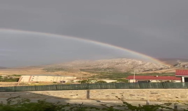 Elazığda yağmur sonrası ortaya çıkan gökkuşağı görenleri hayran bıraktı