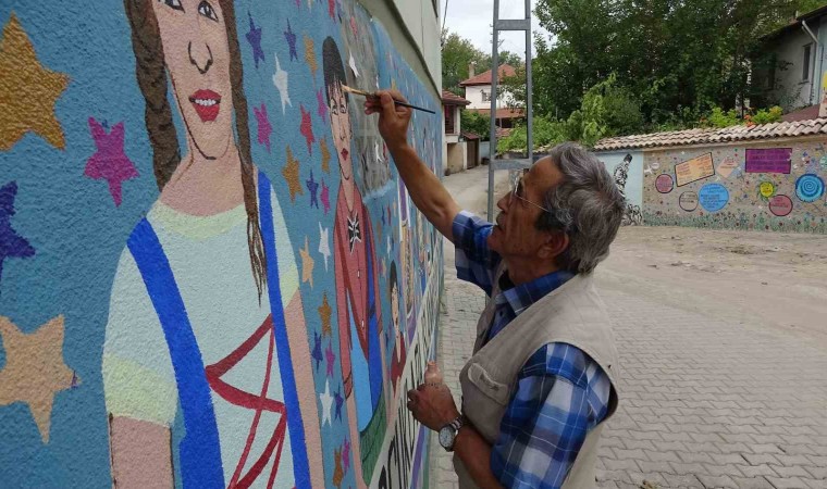 Emekli öğretmen çocukluk tutkusunu köyünün bahçe duvarlarını süsleyerek sürdürüyor