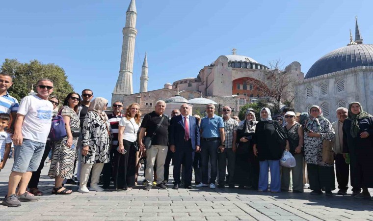 ‘Emekliler Yılı kapsamında düzenlenen etkinlikte emekliler İstanbulun tarihi yerlerini gezdi