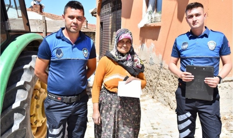 Emetli esnaf pazar yerinde buldukları 5 bin TLyi zabıtaya teslim etti