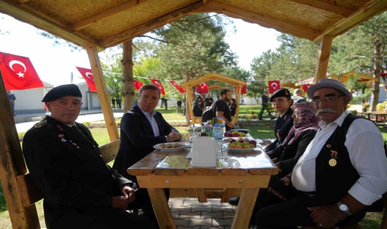 Erzincanda gözyaşlarını tutamayan şehit aileleri duygu dolu anlar yaşattı