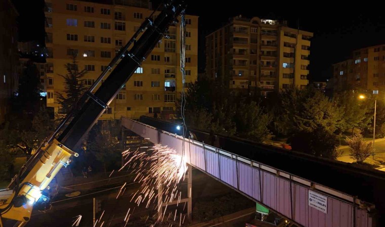 Eskişehire çeyrek asır hizmet veren üst geçidin yıkımına başlandı