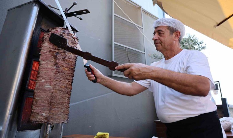 Et fiyatı düştü, iddiayı kaybetti, et döner tezgahını Meclise kurarak döner dağıttı