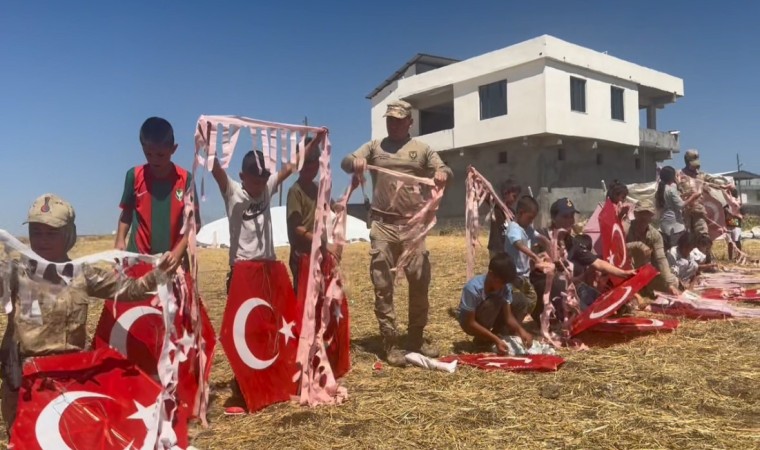 Eyleme götürülen çocuklara jandarmadan uçurtma jesti