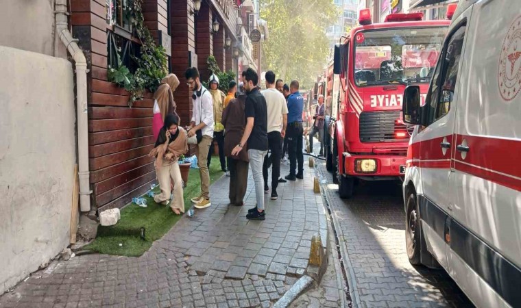 Fatihte otel yangınında mahsur kalan 6 kişi kurtarıldı