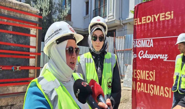 Fatihteki tarihi Hacı Evliya Çeşmesi vinçlerle yeni yerine taşındı