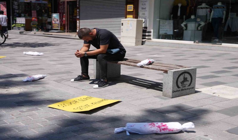 Filistinde ölen bebeklere dikkat çekmek için yapılan eylemde Düzceliler gözyaşlarını tutamadı