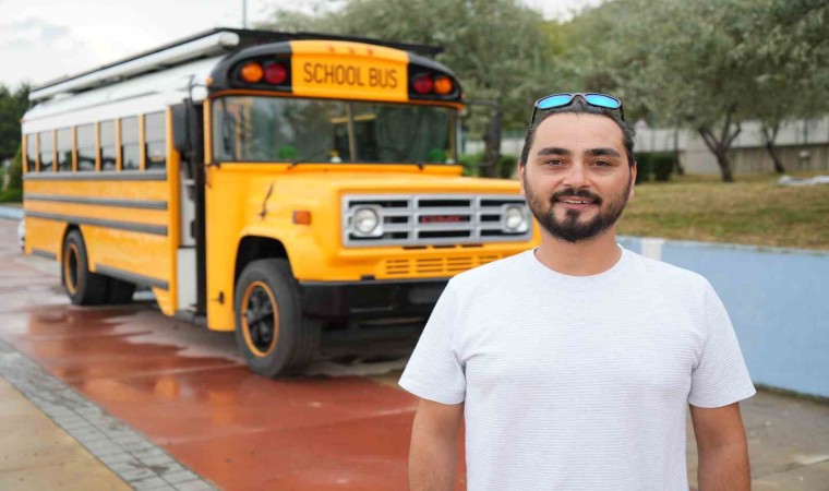 Filmden esinlenerek yaptığı hayalindeki School Bus ile dünya turuna çıktı