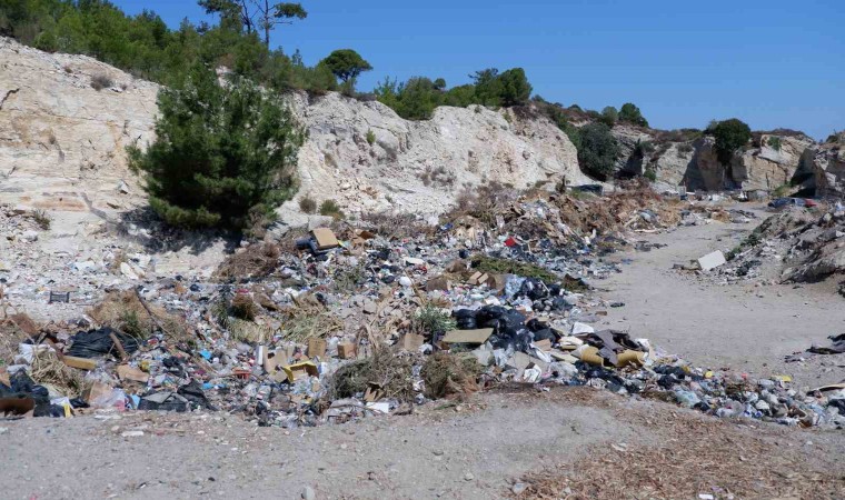 Foça Belediyesinin şehir merkezine döktüğü çöplere AK Partili Arslandan tepki