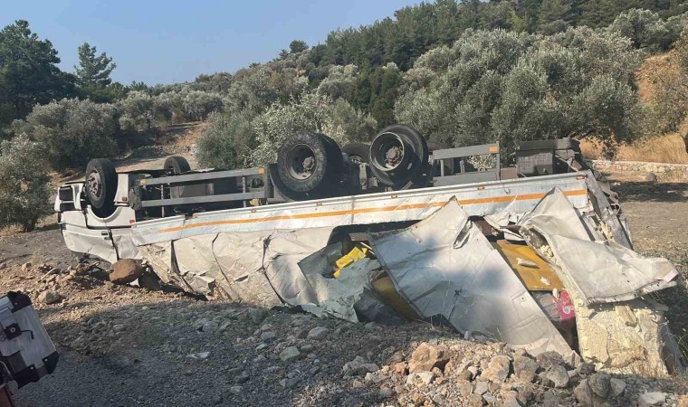 Freni tutmayan tır ters döndü, sürücüsü kazadan burnu bile kanamadan kurtuldu