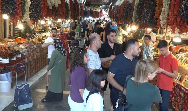 Gaziantepe gelen gurbetçiler esnafın yüzünü güldürdü