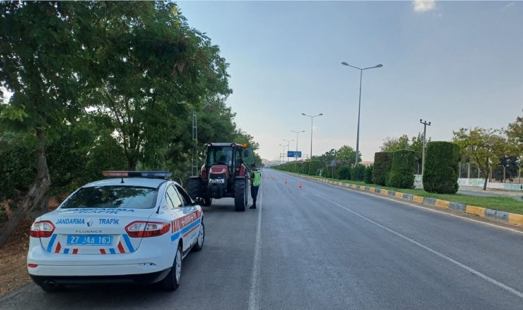 Gaziantepte işçileri taşıyan araç ve traktör sürücüleri denetlendi